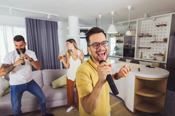 Bir Grup Arkadaş Evde Eğleniyor Bira Içip Karaoke Yapıyorlar — Stok fotoğraf