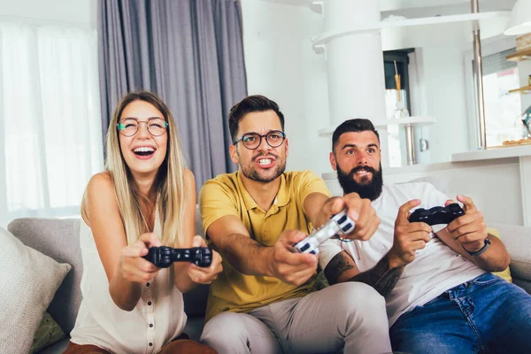 Grupo Amigos Divirtiéndose Sentados Sofá Sala Estar Jugando Videojuegos Casa — Foto de Stock