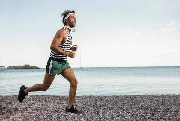Koşan Adam Sahilde Koşuyor Erkek Atlet Antrenmanı Dışarıda — Stok fotoğraf