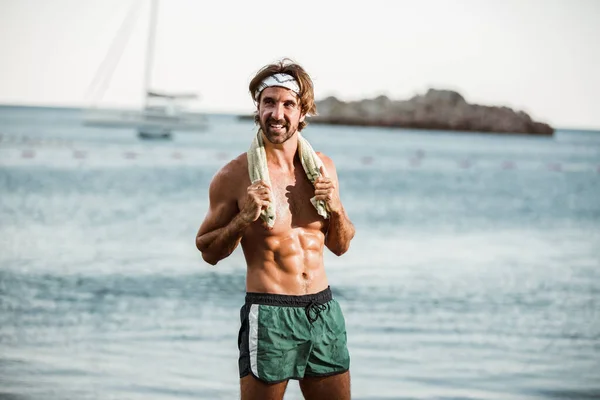 Atletický Muž Fit Svalnaté Tělo Odpočívá Jogging Pláži — Stock fotografie