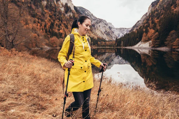 Mujer Con Mochila Impermeable Senderismo Estilo Vida Aventura Concepto Bosque —  Fotos de Stock