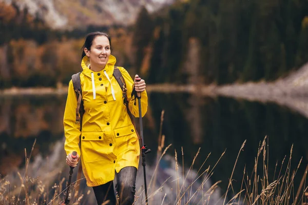 Frau Mit Rucksack Und Regenmantel Wandert Lifestyle Erlebniskonzept Wald Und — Stockfoto