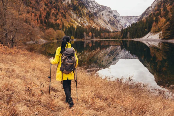 Mujer Con Mochila Impermeable Senderismo Estilo Vida Aventura Concepto Bosque — Foto de Stock