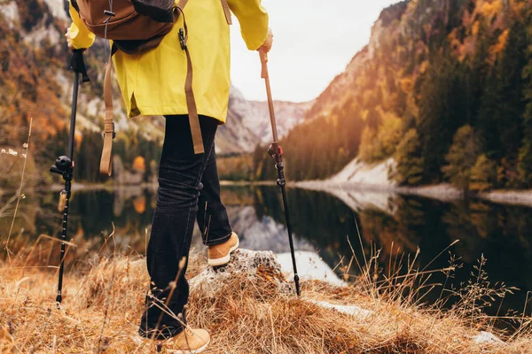 Žena Batohem Pláštěm Pěší Turistika Životní Styl Dobrodružství Koncept Les — Stock fotografie