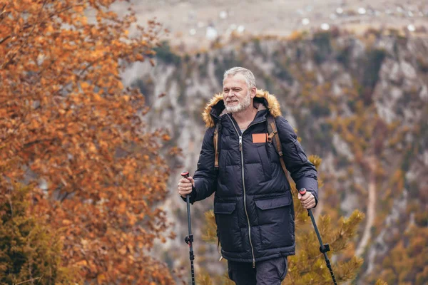 秋の幸せな成熟した男のハイキング — ストック写真
