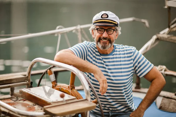 Reifer Mann Steuer Eines Segelbootes Auf Hoher See Einem Sonnigen — Stockfoto