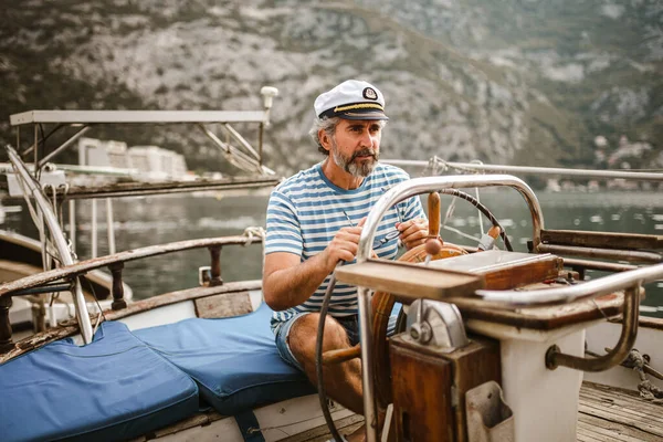 Reifer Mann Steuer Eines Segelbootes Auf Hoher See Einem Sonnigen — Stockfoto