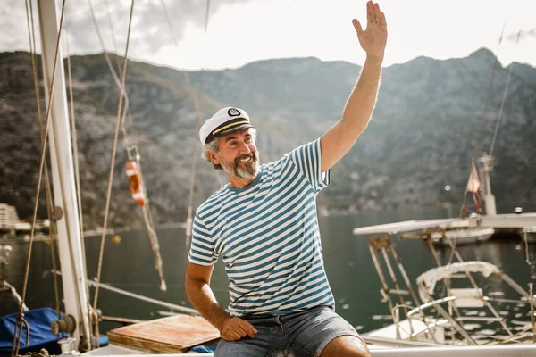 Volwassen Man Staande Aan Het Roer Van Zeilboot Uit Zee — Stockfoto