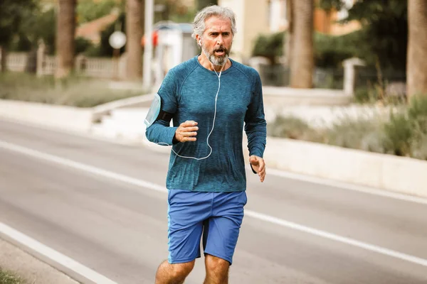 Aktywny Starszy Mężczyzna Jogging Słoneczny Dzień — Zdjęcie stockowe