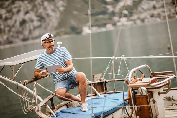 Volwassen Man Aan Het Roer Van Zeilboot Zee Met Behulp — Stockfoto