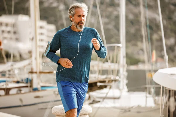 Actieve Senior Man Joggen Een Zonnige Dag — Stockfoto