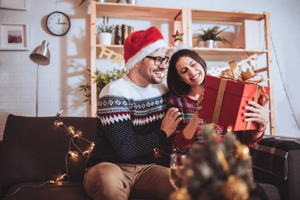 Homem Mulher Alegres Abre Presente Natal Casa — Fotografia de Stock