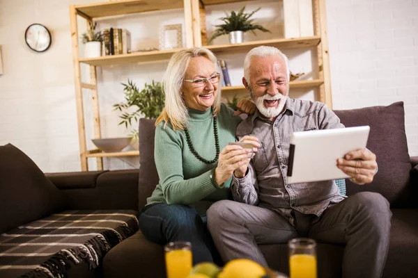 Evde Tablet Kredi Kartıyla Online Alışveriş Yapan Yaşlı Çift — Stok fotoğraf