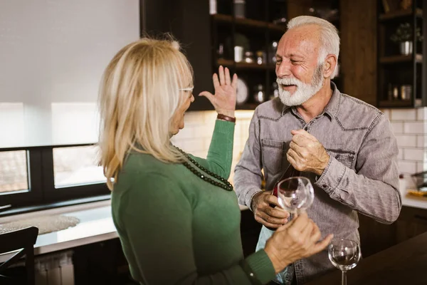 Yaşlı Çift Mutfakta Şarap Seçiyor — Stok fotoğraf