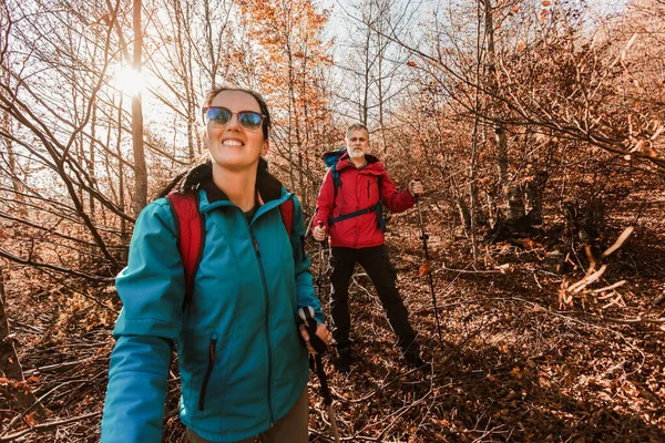 Casal Maduro Caminhadas Longo Caminho Floresta Juntos — Fotografia de Stock