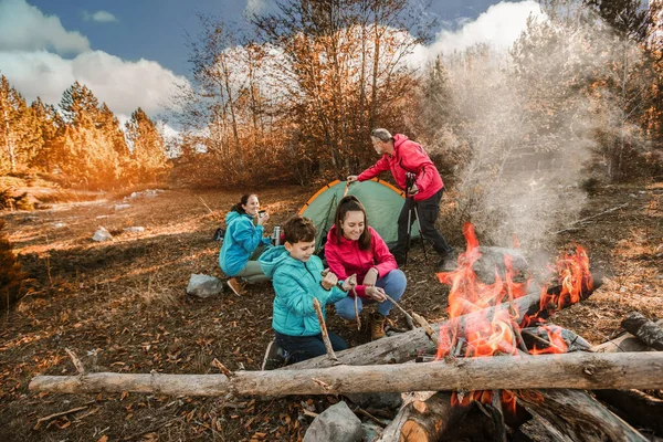 Familie Fericită Într Excursie Camping Familie Care Face Camping Pădure — Fotografie, imagine de stoc