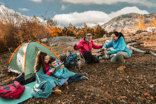 Família Feliz Uma Viagem Acampamento Família Acampar Floresta — Fotografia de Stock