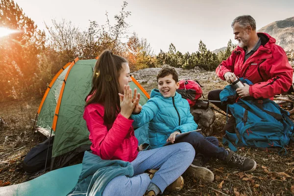 Lykkelig Familie Campingtur Familie Gjør Camping Skogen – stockfoto