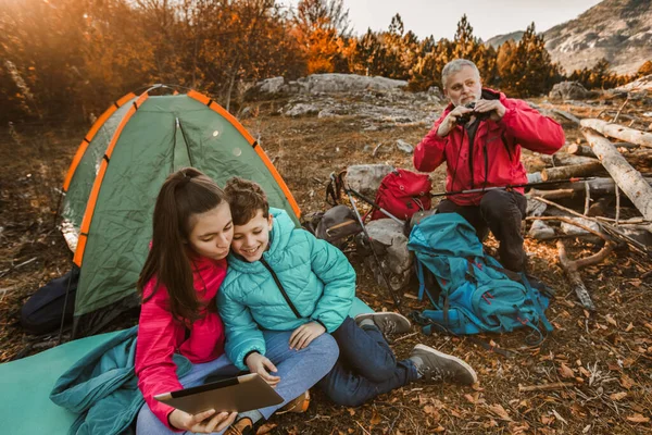 Lykkelig Familie Campingtur Familie Gjør Camping Skogen – stockfoto
