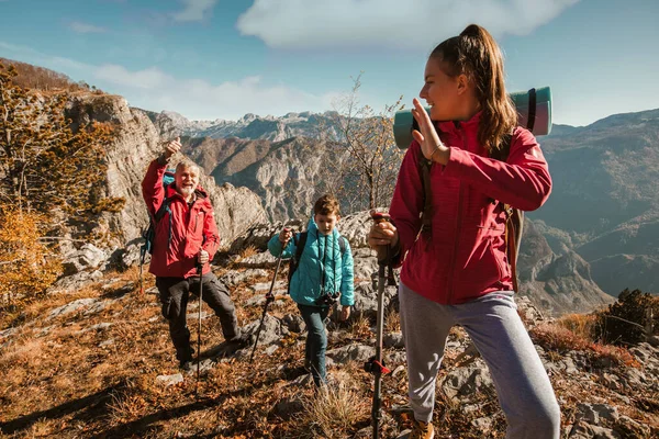 Pai Com Dois Filhos Caminhando Nas Montanhas — Fotografia de Stock