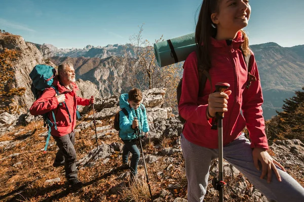 Pai Com Dois Filhos Caminhando Nas Montanhas — Fotografia de Stock