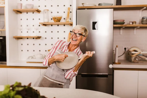 Счастливая Пожилая Женщина Готовит Современной Кухне — стоковое фото