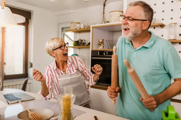 Pareja Mayor Preparando Comida Cocina Divirtiéndose —  Fotos de Stock