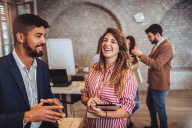 Modern ofiste yeni bir proje üzerinde çalışan iki tasarımcı.