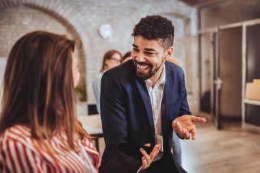 Modern ofiste yeni bir proje üzerinde çalışan iki tasarımcı.