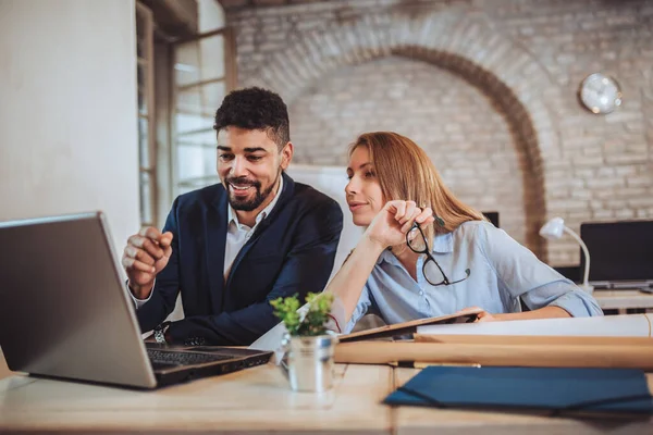 Processo Trabalho Equipa Homem Mulher Com Laptop Escritório Espaço Aberto — Fotografia de Stock