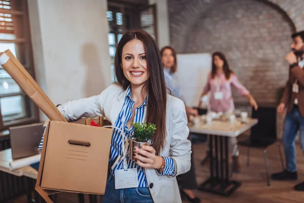 Mujer Que Tiene Primer Día Trabajo Oficina Moderna Sosteniendo Con —  Fotos de Stock