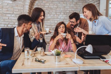 İş yerindeki güzel iş kadını, işini ihmal eden, sinir bozucu müşterileri dinlemeyen ya da iş arkadaşlarıyla konuşmayan..