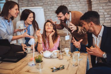 İş yerindeki güzel iş kadını, işini ihmal eden, sinir bozucu müşterileri dinlemeyen ya da iş arkadaşlarıyla konuşmayan..