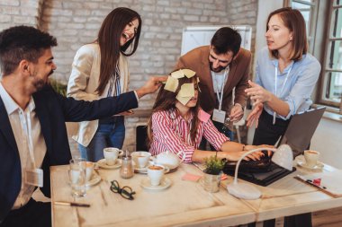İş yerindeki güzel iş kadını, işini ihmal eden, sinir bozucu müşterileri dinlemeyen ya da iş arkadaşlarıyla konuşmayan..