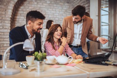 Ofiste takım olarak çalışan iş adamları.