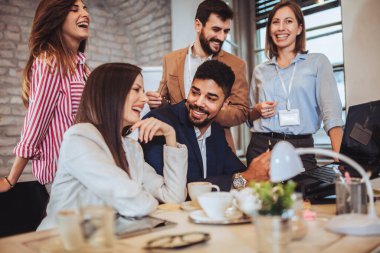 Ofiste takım olarak çalışan iş adamları.