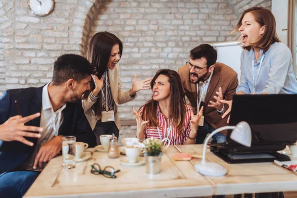 Ortak projedeki işbirliği sorunlarını çözerken birbirine bağıran öfkeli duygusal gençler..