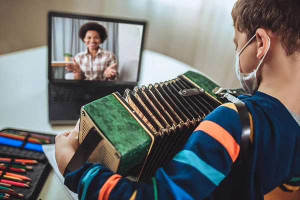 Băiatul Concentrat Cântă Chitară Acordeon Urmărește Cursul Online Laptop Timp — Fotografie, imagine de stoc