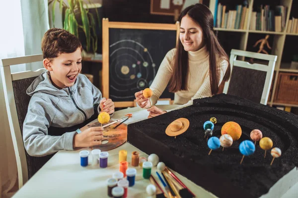 Joyeux Écolier Fille Faisant Système Solaire Pour Projet Science Scolaire — Photo