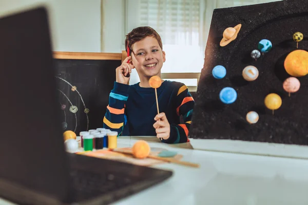 Kid Prezintă Proiectul Său Casă Științifică Planetele Sistemului Nostru Solar — Fotografie, imagine de stoc