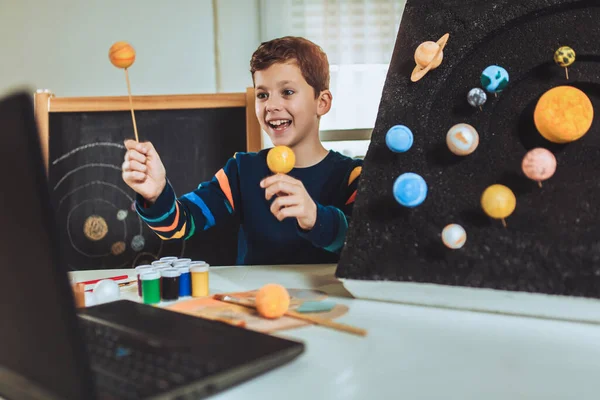 Niño Presentando Proyecto Casa Ciencia Los Planetas Nuestro Sistema Solar — Foto de Stock