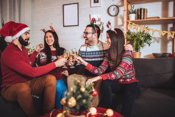 Skupina Přátel Sedí Krásně Zdobeném Domě Baví Při Oslavách Vánoc — Stock fotografie