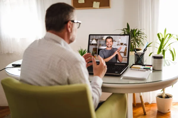 Hombre Sordo Hablando Usando Lenguaje Señas Portátil Casa —  Fotos de Stock