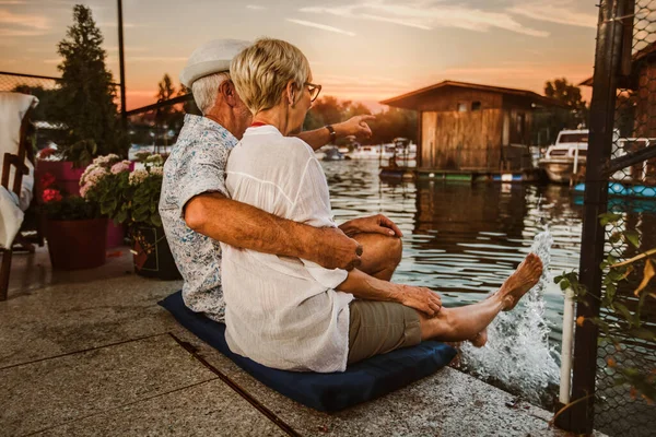 Coppia Anziana Che Gode Una Serata Nel Cottage Vicino Fiume — Foto Stock