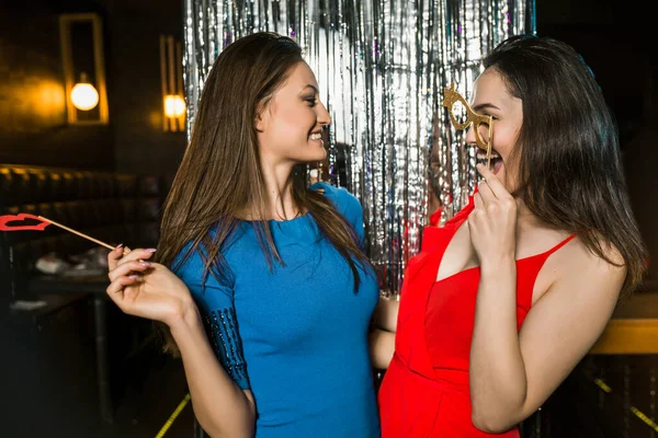 Retrato Jovens Amigas Felizes Juntas Boate — Fotografia de Stock