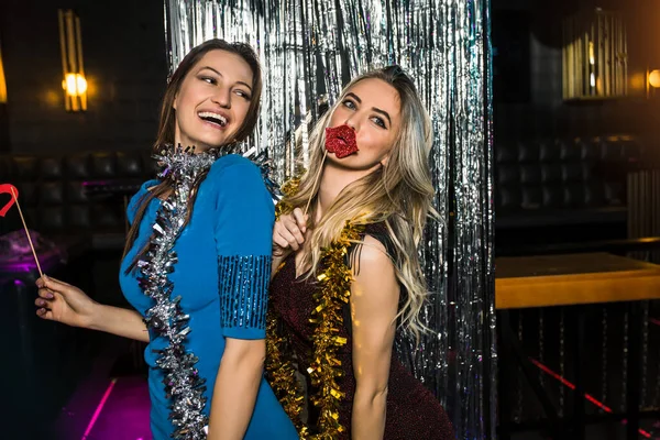 Retrato Jovens Amigas Felizes Juntas Boate — Fotografia de Stock