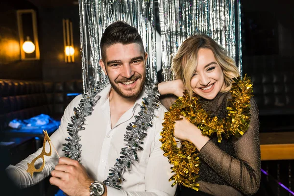 Porträt Eines Glücklichen Jungen Paares Das Gemeinsam Einem Nachtclub Posiert — Stockfoto