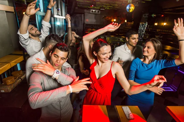 Молоді Люди Танцюють Нічному Клубі — стокове фото