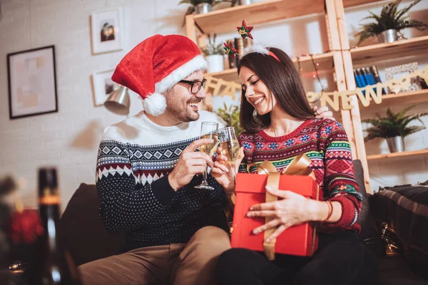 Jong Stel Vieren Kerstmis Thuis Opent Geschenk — Stockfoto