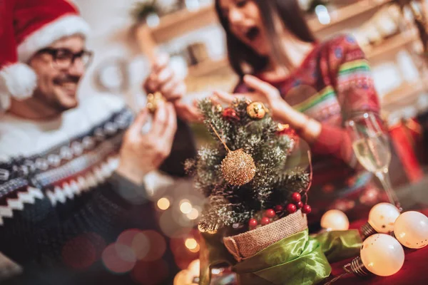 Gelukkig Paar Versieren Kerstboom Hun Huis — Stockfoto